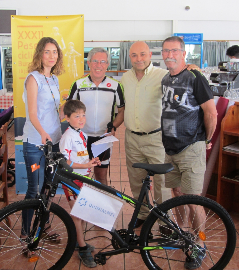 Representantes de Quimialmel junto con ATC haciendo entrega de la bicicleta patrocinada, cuyo beneficiario fue Salvador Moya.
